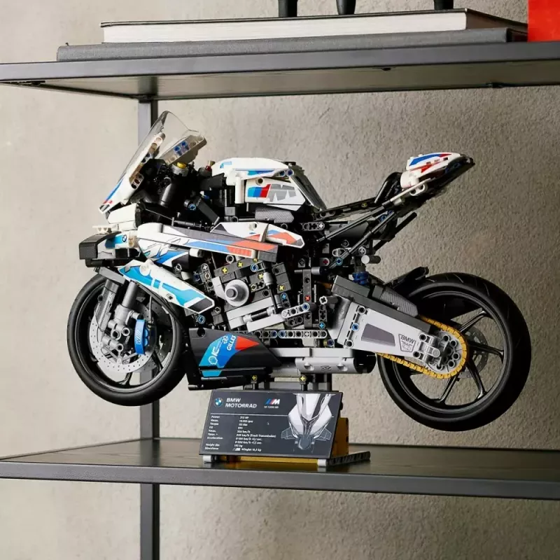 Modelo de mota LEGO Technic BMW M1000RR 42130 com motor detalhado e suspensão funcional