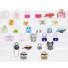 Rainbow High Accessories Studio Series 1, sortido H em PDQ saco de boneca