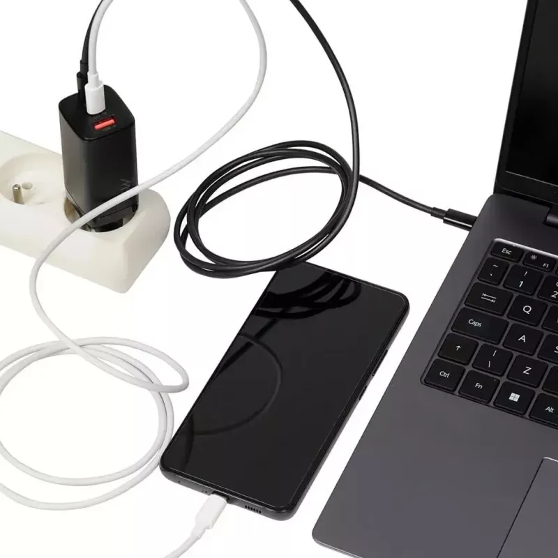 Carregador de CA para dispositivos móveis IBOX ILUC65B — 65 W, 3x USB (2x USB‑A Gen1, 1x USB‑C), preto, 100–240 V