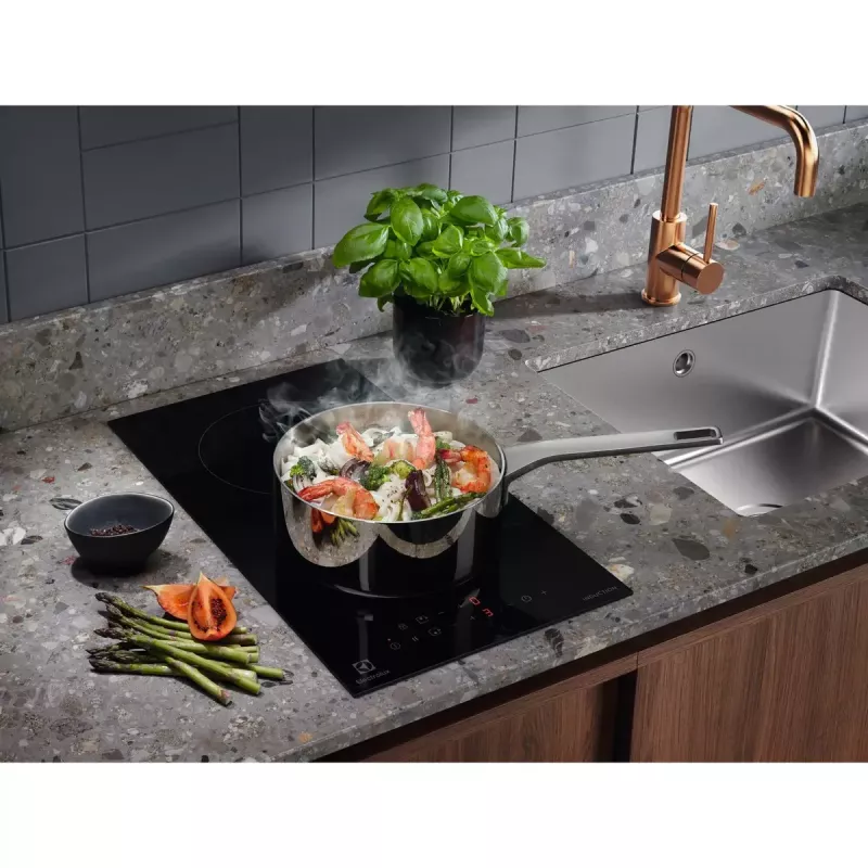 Placa de indução Electrolux LIT30230C — 2 zonas de encastre, 29 cm de largura, preto, controlo tátil, zonas de 210/145 mm