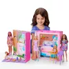 Casa de bonecas Barbie Getaway com boneca, 4 áreas de brincar e 11 acessórios decorativos
