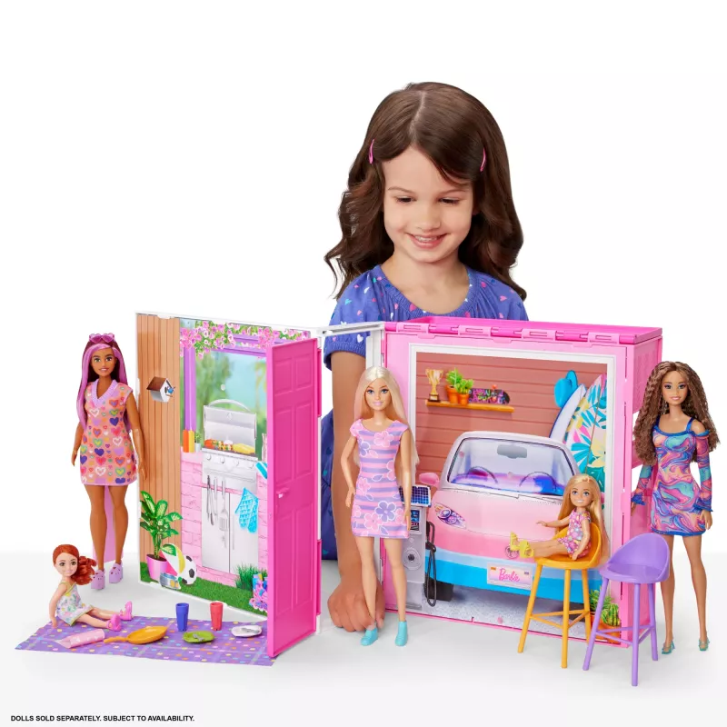 Casa de bonecas Barbie Getaway com boneca, 4 áreas de brincar e 11 acessórios decorativos
