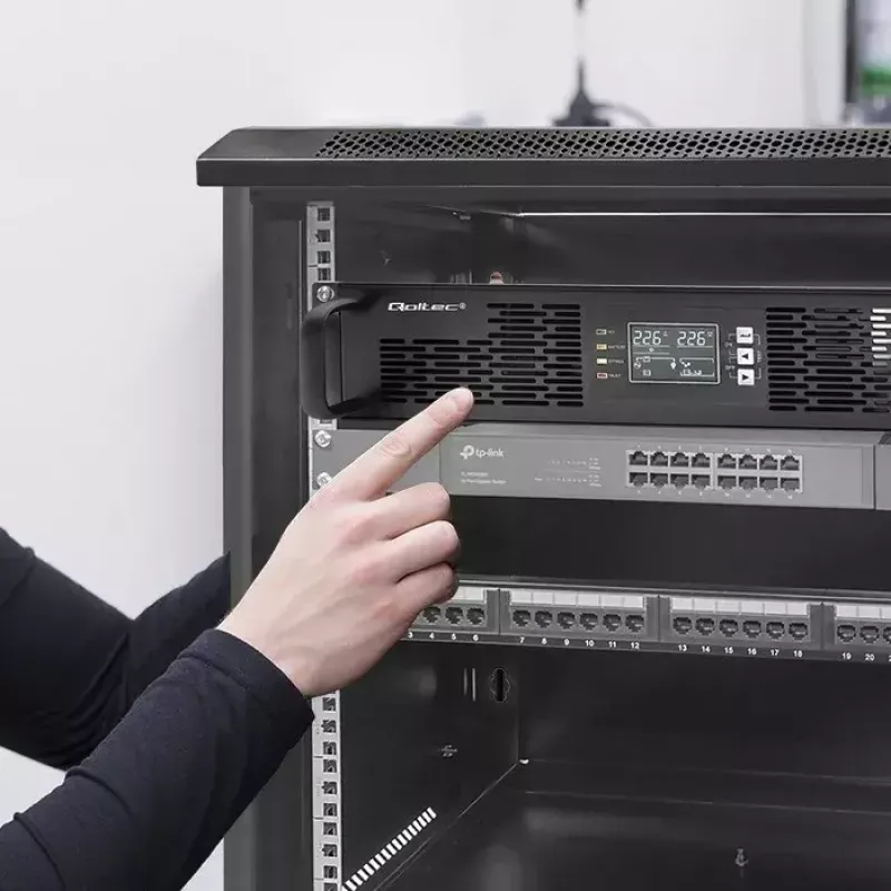 UPS para rack QOLTEC 52286 2 kVA (2000 W) fator de potência 1,0, montagem em rack