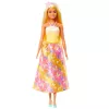 Barbie A Touch of Magic boneca Royal com cabelo com mechas claras, saia com estampa de borboleta e acessórios