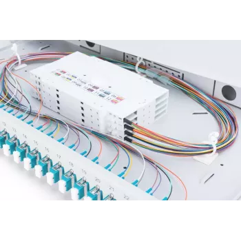 Caixa de fusão de fibra ótica DIGITUS com tampa deslizante, 1U, equipada com 24x LC Duplex, incl. ligação roscada M 25, cassete de fusão OM3 pigtails coloridos, adaptador