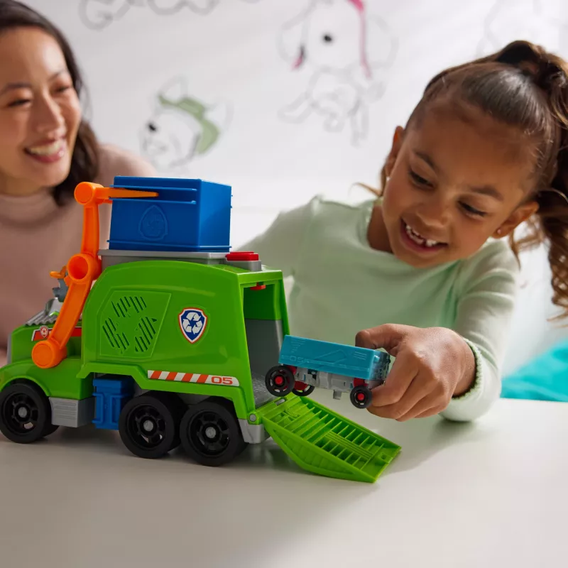 PAW Patrol: camião de reciclagem Crush N’ Roll com figura de ação Rocky e veículo de lixo compactador transformável, brinquedo para rapazes e raparigas a partir dos 3 anos