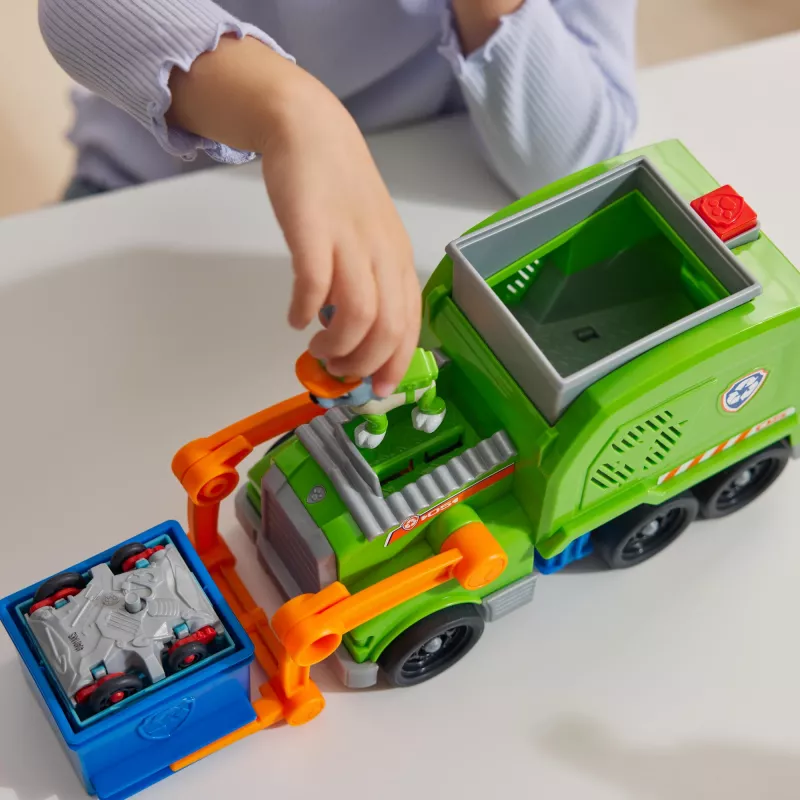 PAW Patrol: camião de reciclagem Crush N’ Roll com figura de ação Rocky e veículo de lixo compactador transformável, brinquedo para rapazes e raparigas a partir dos 3 anos