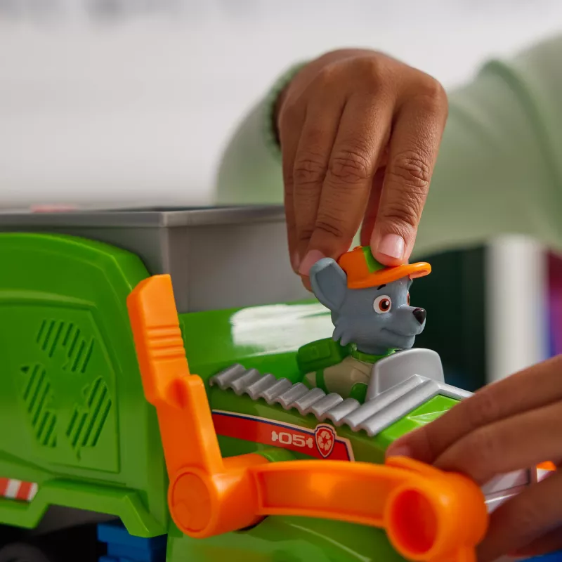 PAW Patrol: camião de reciclagem Crush N’ Roll com figura de ação Rocky e veículo de lixo compactador transformável, brinquedo para rapazes e raparigas a partir dos 3 anos