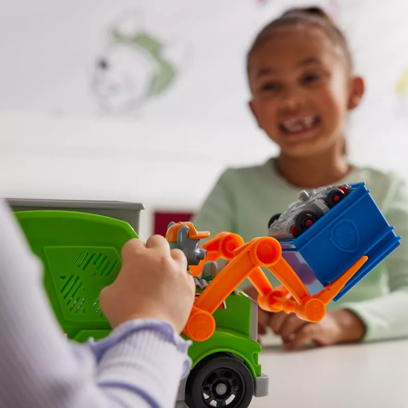 PAW Patrol: camião de reciclagem Crush N’ Roll com figura de ação Rocky e veículo de lixo compactador transformável, brinquedo para rapazes e raparigas a partir dos 3 anos