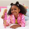 Boneca Barbie Fashionistas n.º 230 com minivestido rosa metálico e decote em forma de coração, cabelo loiro