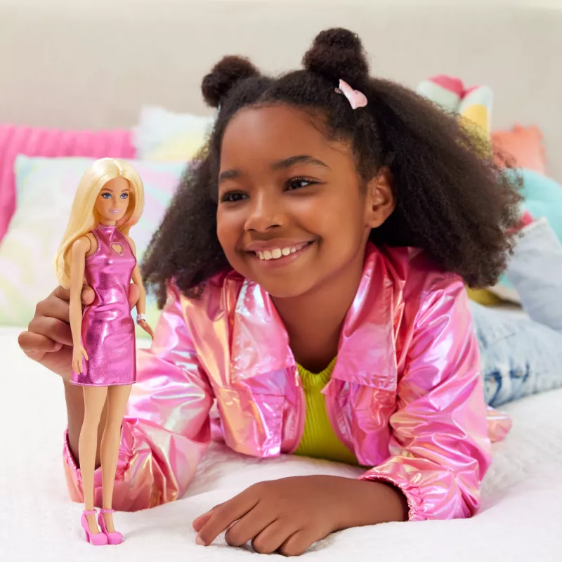 Boneca Barbie Fashionistas n.º 230 com minivestido rosa metálico e decote em forma de coração, cabelo loiro