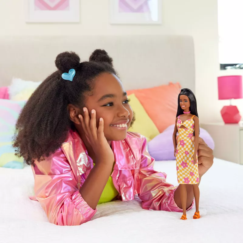 Boneca Barbie Fashionistas n.º 233 com vestido midi xadrez de flores, cabelo preto
