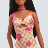 Boneca Barbie Fashionistas n.º 233 com vestido midi xadrez de flores, cabelo preto