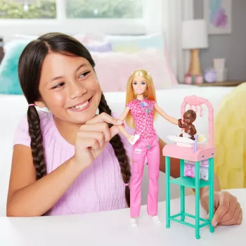 Boneca Barbie Baby Doctor com boneca de moda loira, 1 boneca bebé, móveis e acessórios