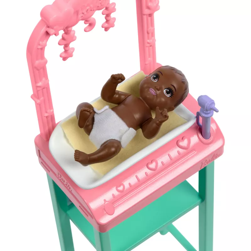 Boneca Barbie Baby Doctor com boneca de moda loira, 1 boneca bebé, móveis e acessórios