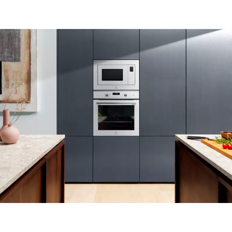 Micro-ondas solo Electrolux LMS2203EMX — 700 W, 20 l, aço inoxidável/preto, encastrar (56×35×38 cm)
