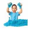 Kinetic Sand, 2 libras de areia cinética azul, brinquedos sensoriais moldáveis para crianças, saco reutilizável (embalagem pode variar), para crianças a partir de 3 anos