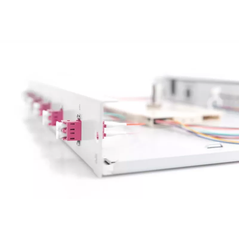 Caixa de fusão de fibra ótica DIGITUS de encaixe, 1HE, equipada com 6x LC-Duplex, incl. parafuso M 25, cassete de fusão OM4 pigtails coloridos, adaptador