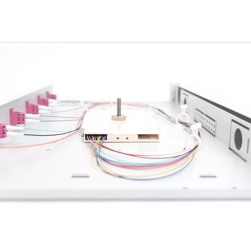 Caixa de fusão de fibra ótica DIGITUS de encaixe, 1HE, equipada com 6x LC-Duplex, incl. parafuso M 25, cassete de fusão OM4 pigtails coloridos, adaptador