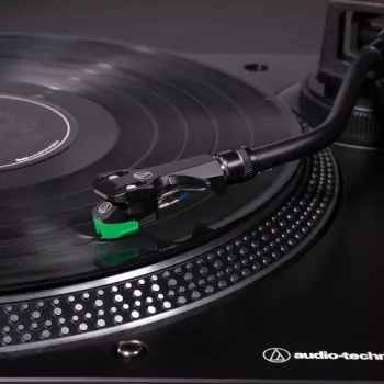 Gira-discos Audio-Technica AT-LP120XUSB com acionamento direto (analógico e USB), prata