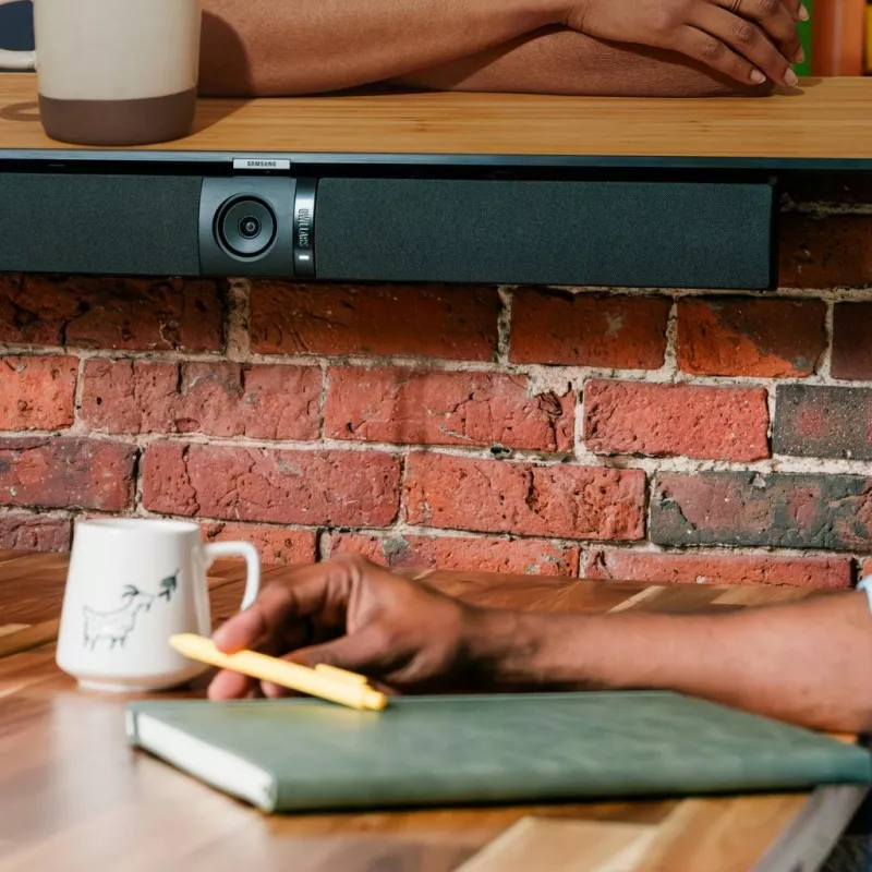 Dispositivo de videoconferência Owl Labs Owl Bar — barra de videoconferência 4K com Active Speaker Focus (complete com Meeting Owl 3 ou Pro para cobertura de 360 graus e comutação automática de câmara)