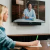 Dispositivo de videoconferência Owl Labs Owl Bar — barra de videoconferência 4K com Active Speaker Focus (complete com Meeting Owl 3 ou Pro para cobertura de 360 graus e comutação automática de câmara)