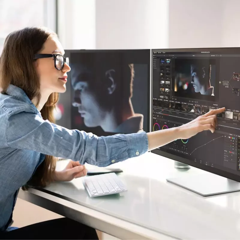 Monitor tátil ALOGIC Clarity Max Touch 32C4KPDWT, 32 polegadas, 3840x2160 4K UHD, 65 W Power Delivery, webcam de 8 MP, hub USB, preto/prateado