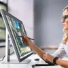 Monitor tátil ALOGIC Clarity Max Touch 32C4KPDWT, 32 polegadas, 3840x2160 4K UHD, 65 W Power Delivery, webcam de 8 MP, hub USB, preto/prateado