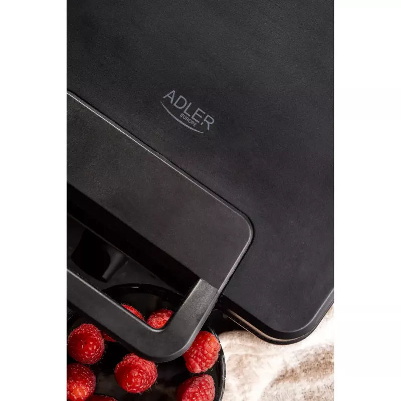 Máquina de waffles Adler AD 3049, 4 waffles quadrados, antiaderente, 1800 W, preta