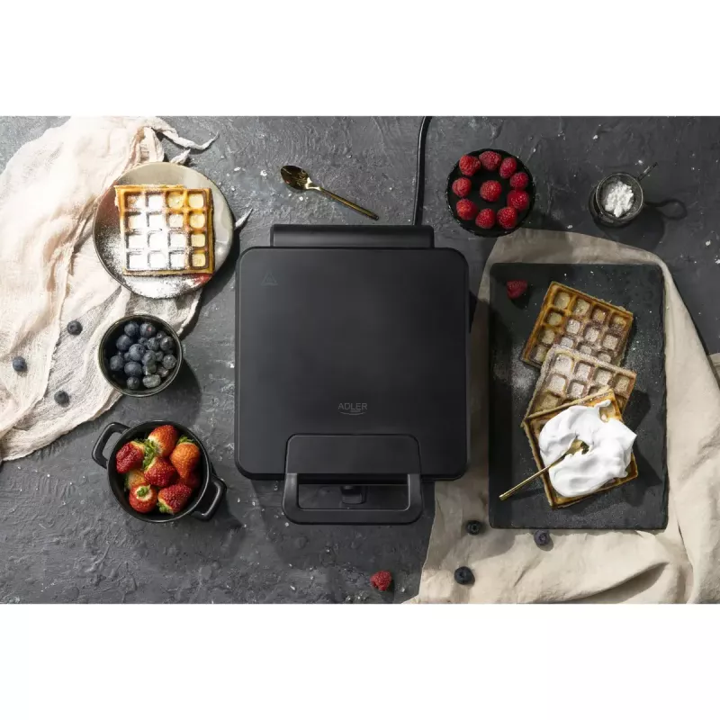 Máquina de waffles Adler AD 3049, 4 waffles quadrados, antiaderente, 1800 W, preta