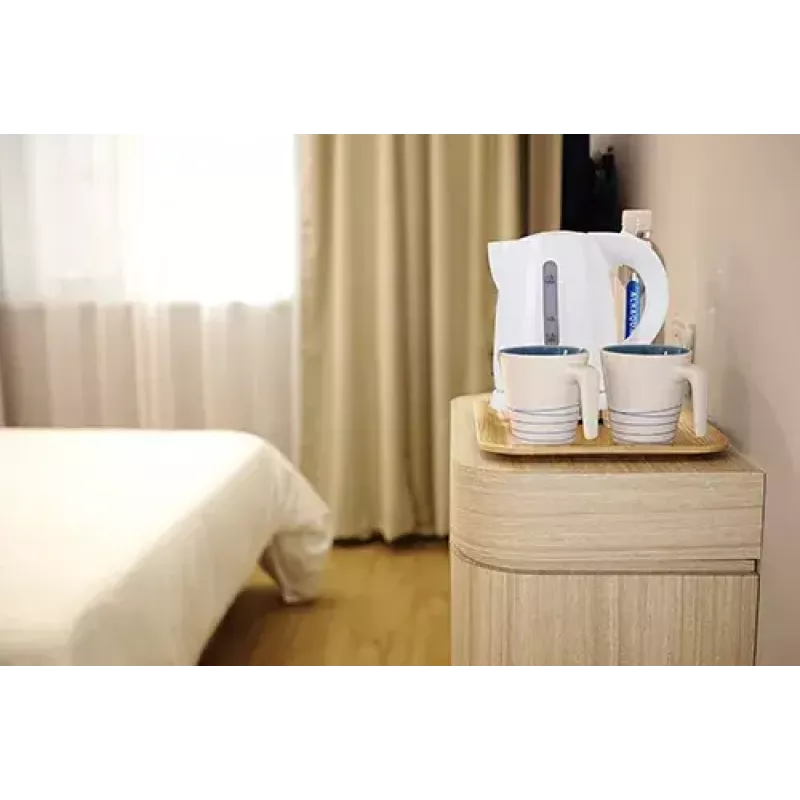 Chaleira elétrica Adler AD 1272 — 1 L, 1600 W, branco avelã, controlo por botões, filtro anti-calcário