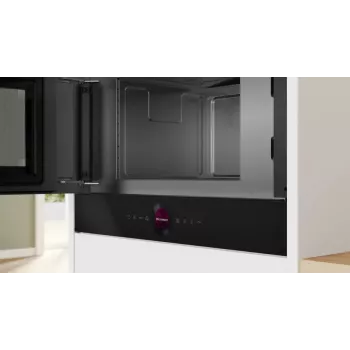Micro-ondas de encastre Bosch Serie 8 BFL7221B1 — 900 W, 21 L, controlo tátil, preto