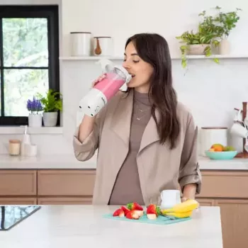 Batedeira desportiva NUTRIBULLET Portable 0,475 l branco com recipiente Tritan e lâminas de aço inoxidável, a pilhas