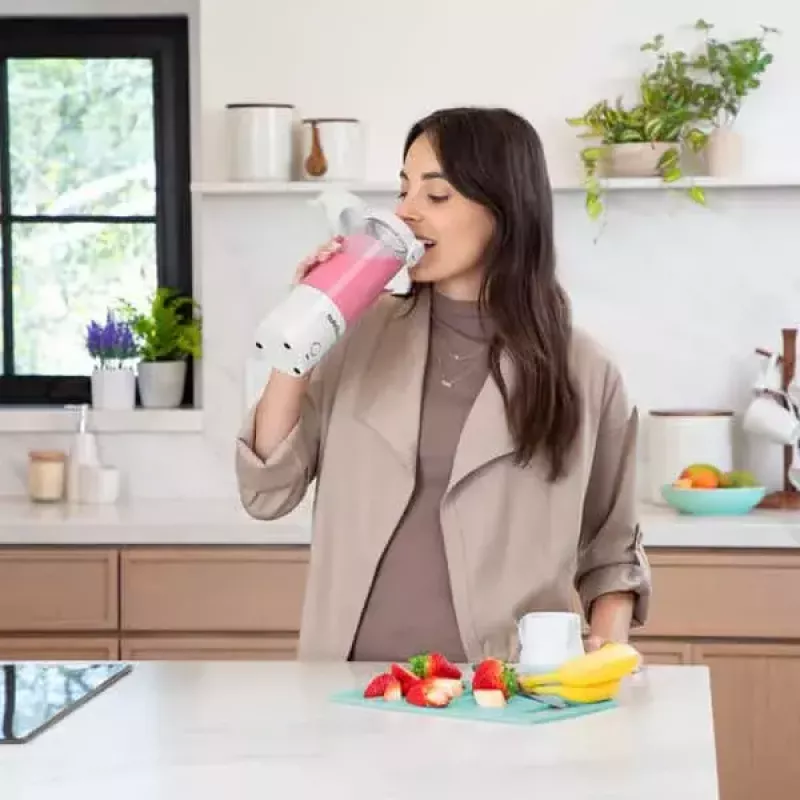Batedeira desportiva NUTRIBULLET Portable 0,475 l branco com recipiente Tritan e lâminas de aço inoxidável, a pilhas