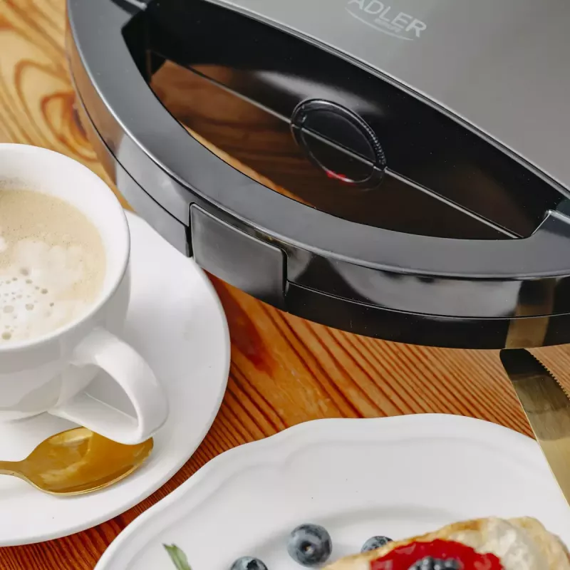 Máquina de sandes Adler AD 3069 – prensa de sandes compacta de mesa, 750 W, 2 sandes, preta