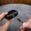 Capa de proteção em pele FIXED FIXLPM-999-BK para auriculares com suporte MagSafe, preta