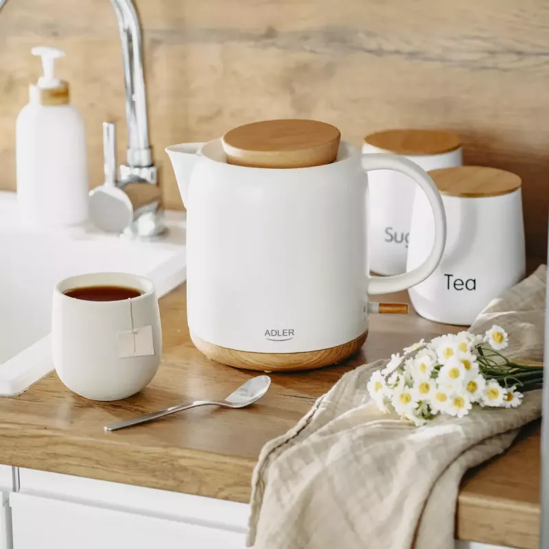 Chaleira elétrica Adler AD 1304 — 1 L, 1200 W, corpo em cerâmica, tampa articulada, base rotativa 360°, branca