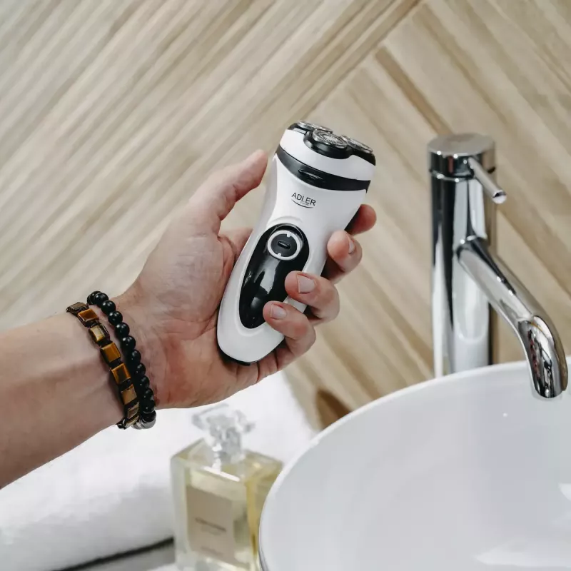 Máquina de barbear para homem Adler AD 2910w autonomia até 60 min. branco