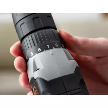 Aparafusadora com bateria Black & Decker BCD001C1, 18 V, Li‑Ion 1,5 Ah, laranja/preto