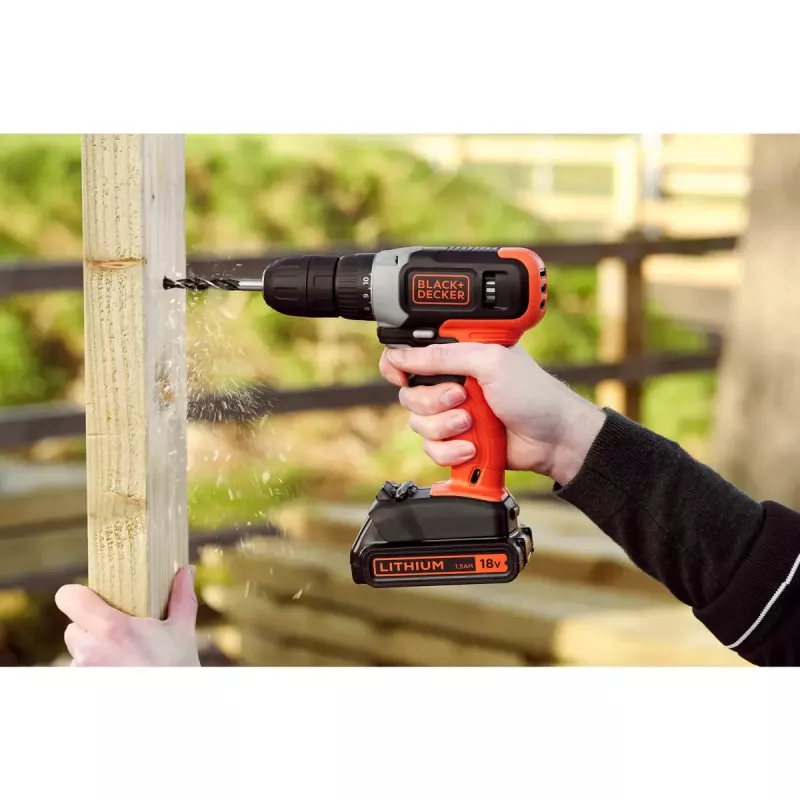 Aparafusadora com bateria Black & Decker BCD001C1, 18 V, Li‑Ion 1,5 Ah, laranja/preto