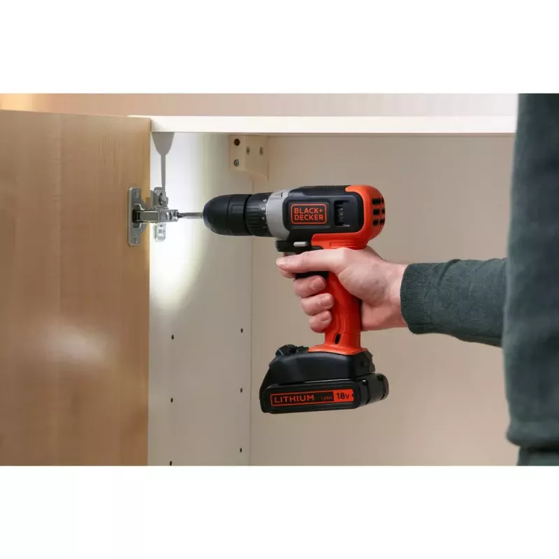 Aparafusadora com bateria Black & Decker BCD001C1, 18 V, Li‑Ion 1,5 Ah, laranja/preto