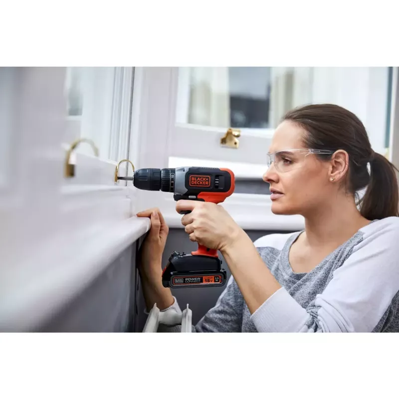 Aparafusadora com bateria Black & Decker BCD001C1, 18 V, Li‑Ion 1,5 Ah, laranja/preto