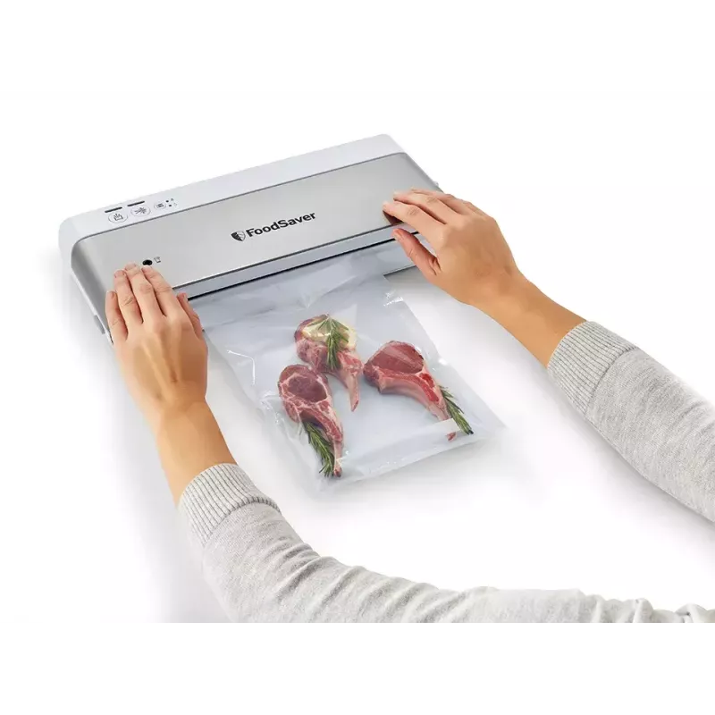 Máquina de vácuo FoodSaver VS0100X — botão rotativo, inclui rolo de filme e 4 sacos de vácuo, prateado-branco