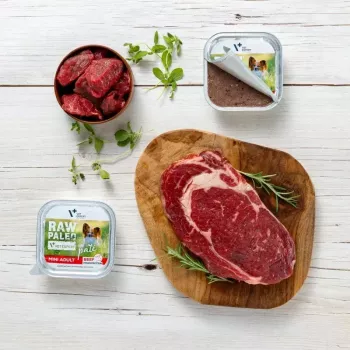 Comida húmida para cães VETEXPERT RAW PALEO Pate Mini Adult Beef 150 g — dieta completa de comida húmida para cães adultos de raças pequenas, 80 % de humidade, 10 % de proteína