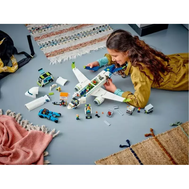 Conjunto de construção LEGO Avião de Passageiros 60367 — série City, 913 peças, 2 minifiguras, interior detalhado