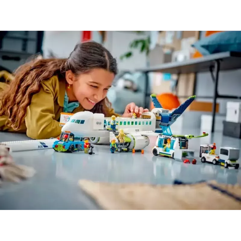 Conjunto de construção LEGO Avião de Passageiros 60367 — série City, 913 peças, 2 minifiguras, interior detalhado