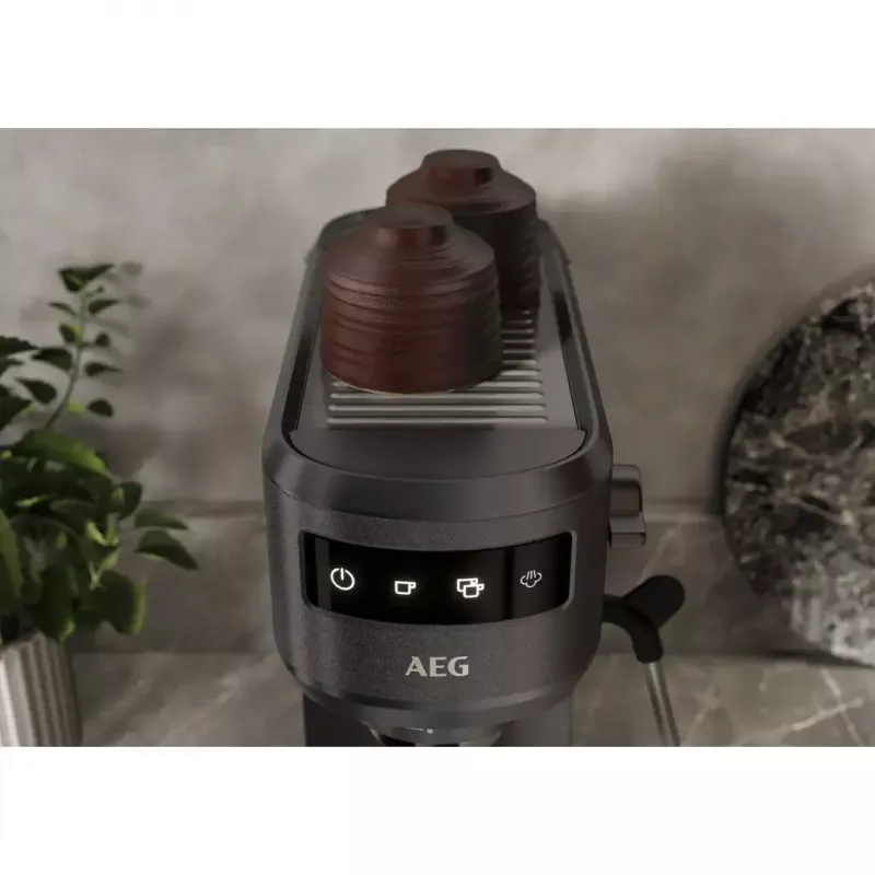 Máquina de café expresso AEG EC6-1-6BST, manual, aparelho de bancada, depósito de água 1,0 l, 15 bar, espumador de leite, 1450 W, controlo por toque, preto