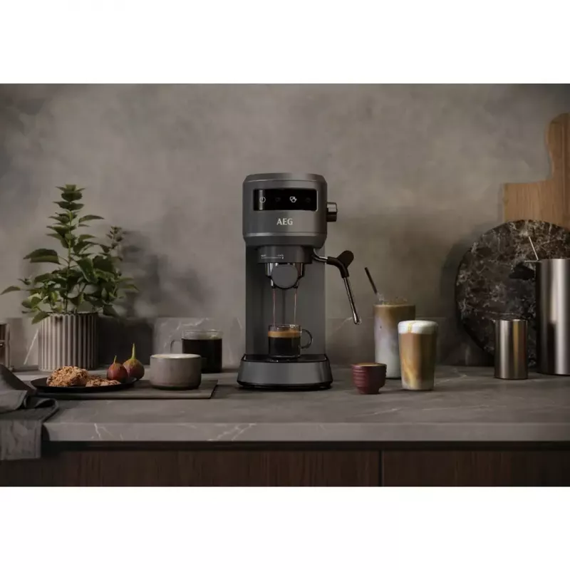 Máquina de café expresso AEG EC6-1-6BST, manual, aparelho de bancada, depósito de água 1,0 l, 15 bar, espumador de leite, 1450 W, controlo por toque, preto