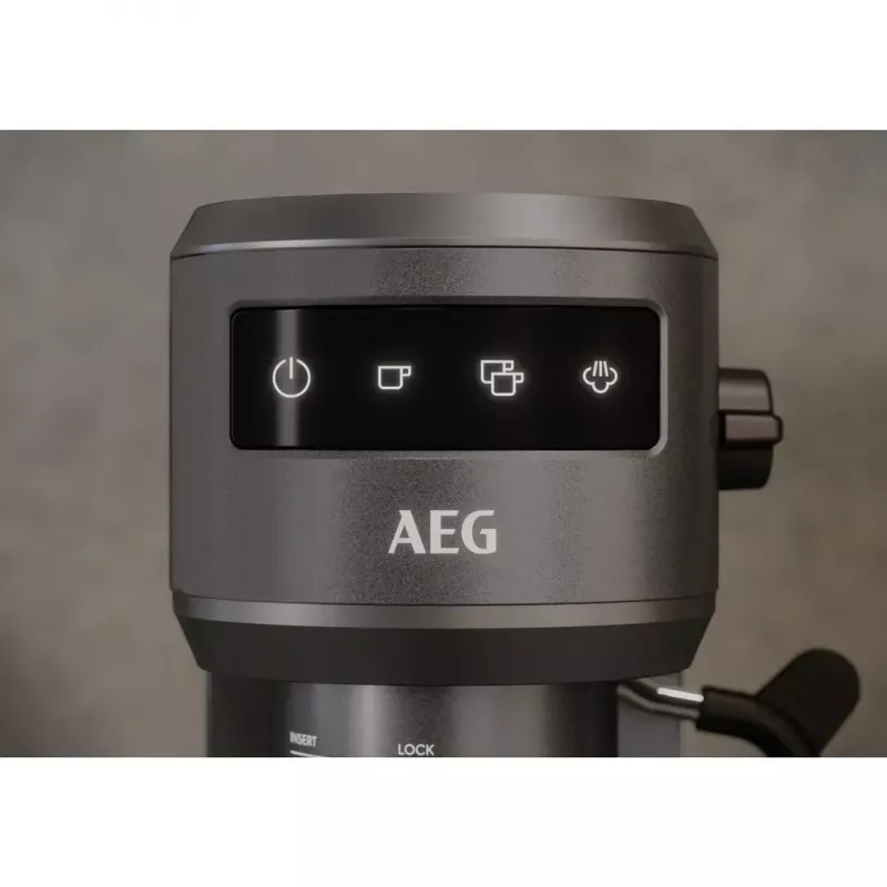 Máquina de café expresso AEG EC6-1-6BST, manual, aparelho de bancada, depósito de água 1,0 l, 15 bar, espumador de leite, 1450 W, controlo por toque, preto
