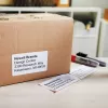 Etiquetas multiusos DYMO Authentic LabelWriter 32 mm x 57 mm 6 rolos com 1.000 etiquetas fáceis de destacar (6.000 unid.) autoadesivas para impressoras de etiquetas LabelWriter